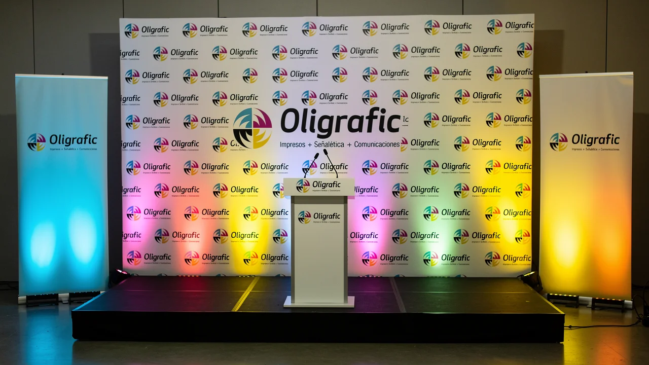 Montaje de evento corporativo con photocall y pendones Oligrafic
